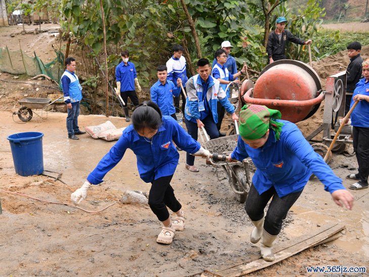 200 thủ lĩnh tình nguyện hỗ trợ bà con bị thiệt hại vì mưa lũ ở Bắc Hà - Ảnh 5.