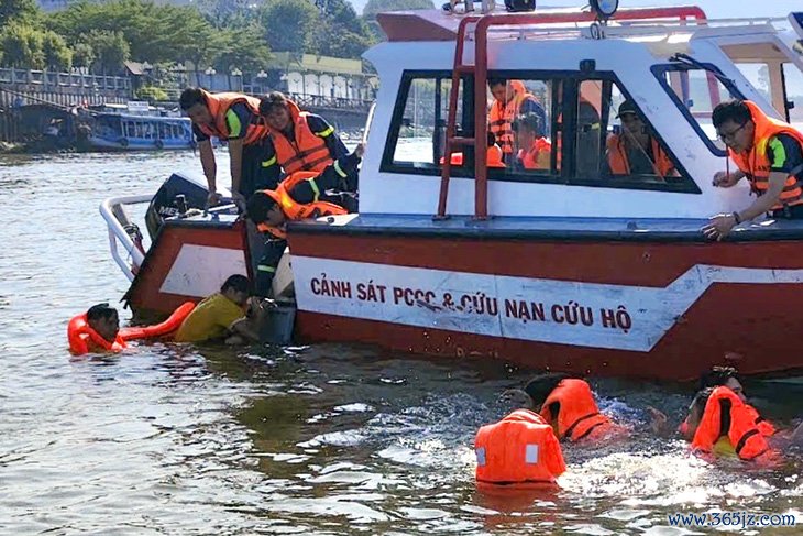 Lật ghe đua trên sông Đồng Nai， 12 vận động viên được cứu kịp thời - Ảnh 1.