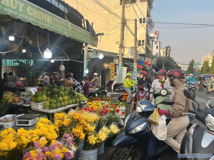 Lý giải chuyện người Hà Nội vượt mưa rét, xếp hàng mua vàng ngày Thần Tài từ 3h sáng - Ảnh 8.